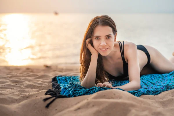 Hermosa Mujer Bikini Negro Acuesta Playa — Foto de Stock