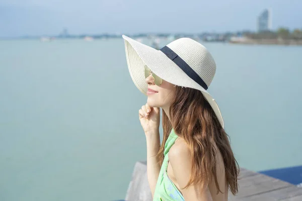 Hermosa Mujer Sombrero Blanco Está Sentado Hotel Con Playa — Foto de Stock