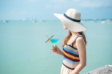 Güzel bir kadın plajda yaz içkisi içiyor, yaz konsepti. 