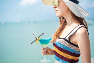 Güzel bir kadın plajda yaz içkisi içiyor, yaz konsepti. 