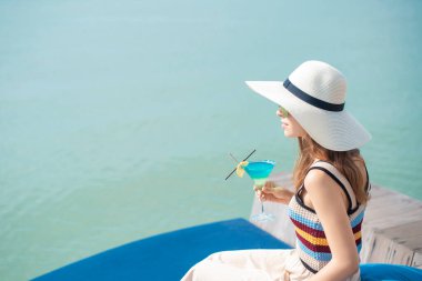 Güzel bir kadın plajda yaz içkisi içiyor, yaz konsepti. 