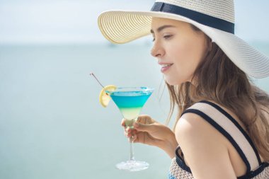 Güzel bir kadın plajda yaz içkisi içiyor, yaz konsepti. 
