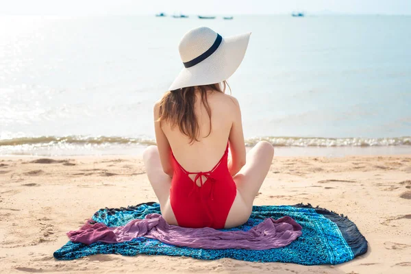 Atrás Hermosa Mujer Traje Baño Rojo Está Sentado Playa — Foto de Stock