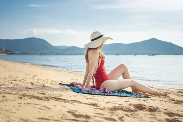 Hermosa Mujer Traje Baño Rojo Está Sentado Playa — Foto de Stock