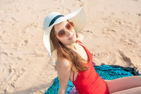 Schöne Frau Roten Badeanzug Sitzt Strand — Stockfoto