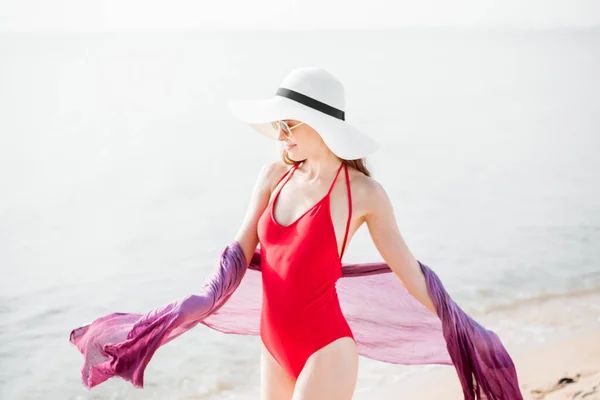 Bella Donna Costume Bagno Rosso Rilassante Sulla Spiaggia Concetto Estivo — Foto Stock