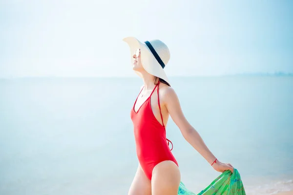 Bella Donna Costume Bagno Rosso Rilassante Sulla Spiaggia Concetto Estivo — Foto Stock