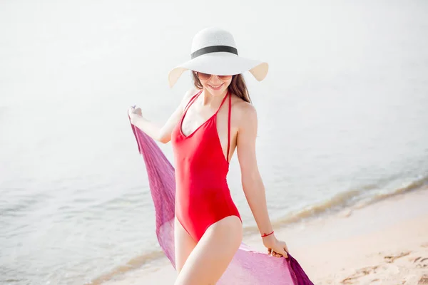 Mulher Bonita Maiô Vermelho Relaxante Praia Conceito Verão — Fotografia de Stock