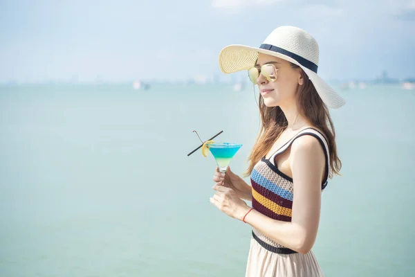 Hermosa Mujer Está Bebiendo Hielo Bebida Verano Playa Concepto Verano — Foto de Stock