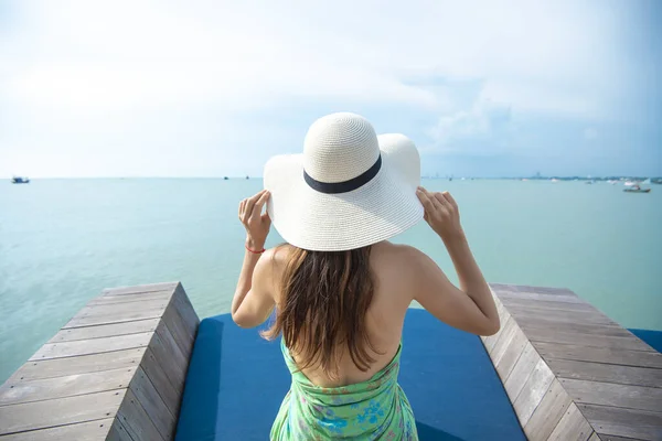 Rücken Einer Frau Mit Weißem Hut Strand — Stockfoto