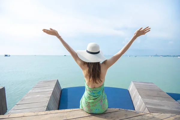 Rücken Einer Frau Mit Weißem Hut Strand — Stockfoto