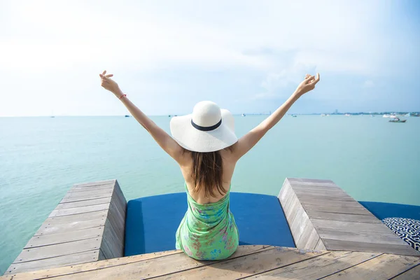 Rücken Einer Frau Mit Weißem Hut Strand — Stockfoto