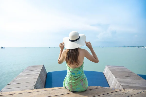 Rücken Einer Frau Mit Weißem Hut Strand — Stockfoto