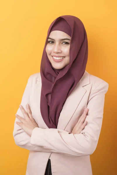 Schöne Geschäftsfrau Mit Hijab Porträt Auf Gelbem Hintergrund — Stockfoto