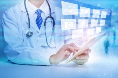 Doktor 'a yakın çekim tıbbi analitik verileri gösteriyor. Tıbbi teknoloji konsepti.