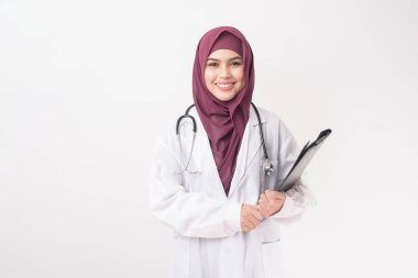 Beyaz arka planda tesettür portresi olan güzel kadın doktor. 