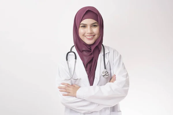 Mulher Bonita Médico Com Hijab Retrato Fundo Branco — Fotografia de Stock