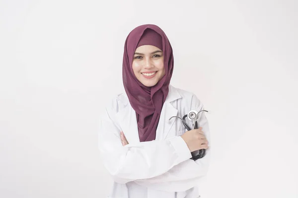 Dokter Wanita Cantik Dengan Lukisan Jilbab Dengan Latar Belakang Putih — Stok Foto