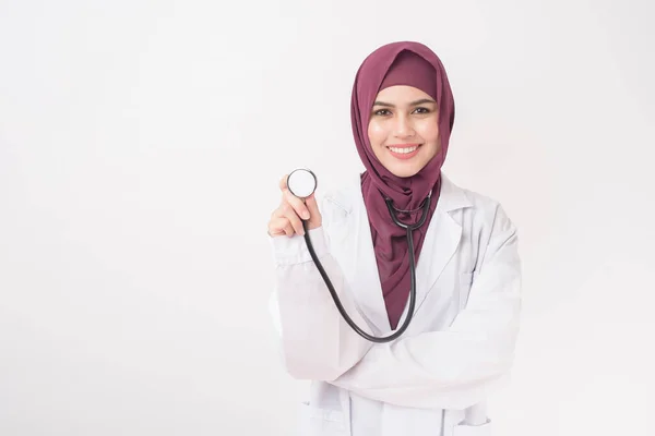 Bella Donna Medico Con Ritratto Hijab Sfondo Bianco — Foto Stock