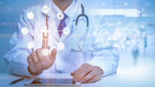 Doktor, analitik tıbbi veriler ve tıbbi teknoloji konsepti için dijital sanal ekrana dokunuyor.