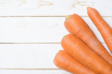 Beyaz ahşap masada havuç. 