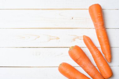 Beyaz ahşap masada havuç. 
