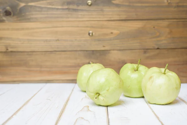 Guaven Auf Weißem Holztisch — Stockfoto