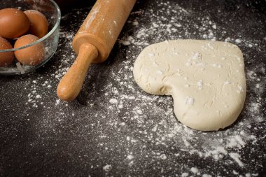  İçindekiler siyah ahşap masa üzerinde fırın yapıyorlar. 