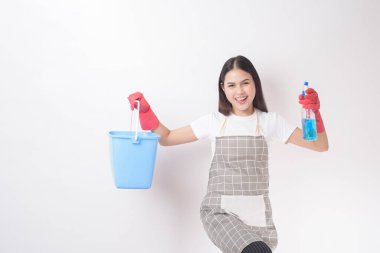 Beyaz arka planda güzel kadın hizmetçi portresi 