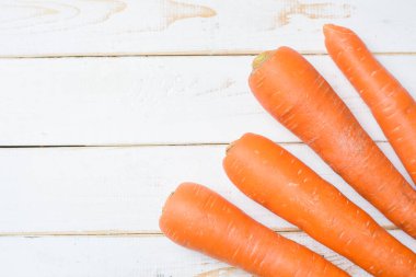 Beyaz ahşap masada havuç. 