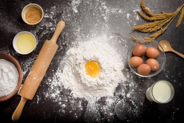 Malzeme fırınının siyah ahşap masa üzerindeki en üst görüntüsü 