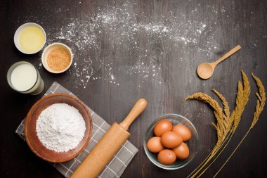 Malzeme fırınının siyah ahşap masa üzerindeki en üst görüntüsü 