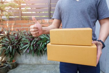 Yakındaki adam teslimat kutusunu evde tutuyor.