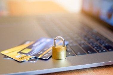 Kredi kartı güvenlik konsepti, asma kilitli kredi kartı 