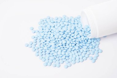 Beyaz arka planda mavi haplar yığını 