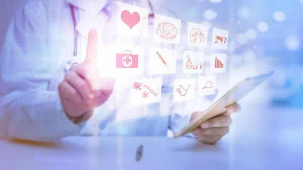 Doktor 'a yakın çekim tıbbi analitik verileri gösteriyor. Tıbbi teknoloji konsepti.
