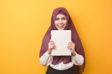 Sarı arka planda tesettürlü güzel üniversite öğrencisi 