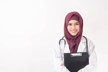 Beyaz arka planda tesettür portresi olan güzel kadın doktor. 