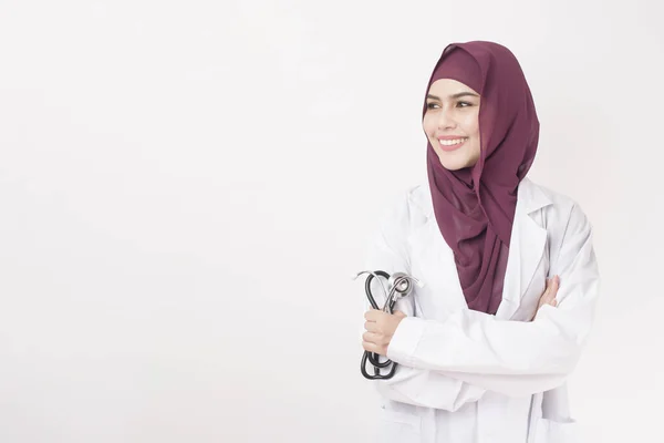 Bella Donna Medico Con Ritratto Hijab Sfondo Bianco — Foto Stock