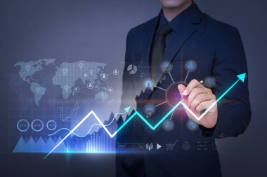 İş adamı mali büyüme grafiği çiziyor ve iş verileri, iş planı ve strateji kavramını analiz ediyor .