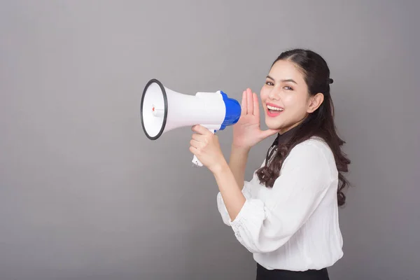 Hermosa Mujer Asiática Sosteniendo Megáfono Gris Fondo Estudio — Foto de Stock