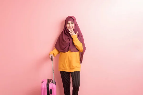 Muslim Woman Hijab Holding Luggage Pink Background People Travel Concept — Stock Photo, Image