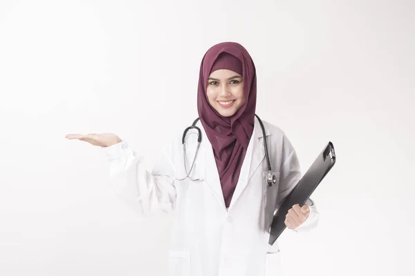 Bella Donna Medico Con Ritratto Hijab Sfondo Bianco — Foto Stock