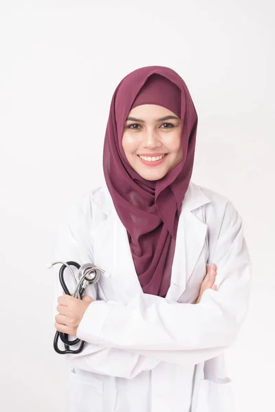 Dokter Wanita Cantik Dengan Lukisan Jilbab Dengan Latar Belakang Putih — Stok Foto