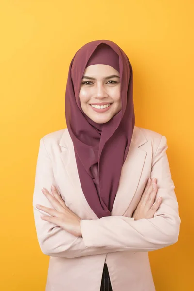 Schöne Geschäftsfrau Mit Hijab Porträt Auf Gelbem Hintergrund — Stockfoto