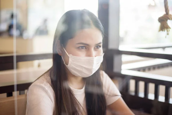 Társadalmi Távolságtartó Protokollal Rendelkező Étteremben Eszik Miközben Lezárják Várost Coronavirus — Stock Fotó