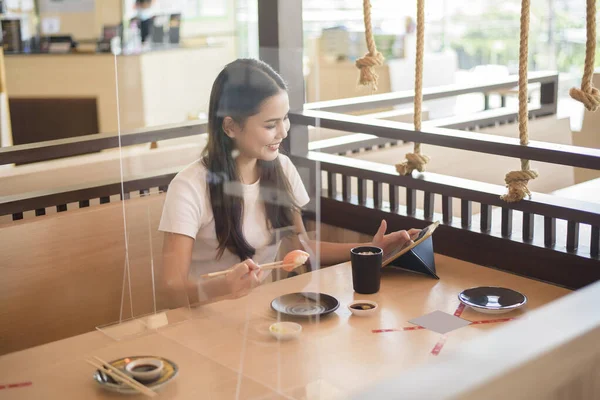 Mujer Está Comiendo Restaurante Con Protocolo Distanciamiento Social Mientras Encierra —  Fotos de Stock