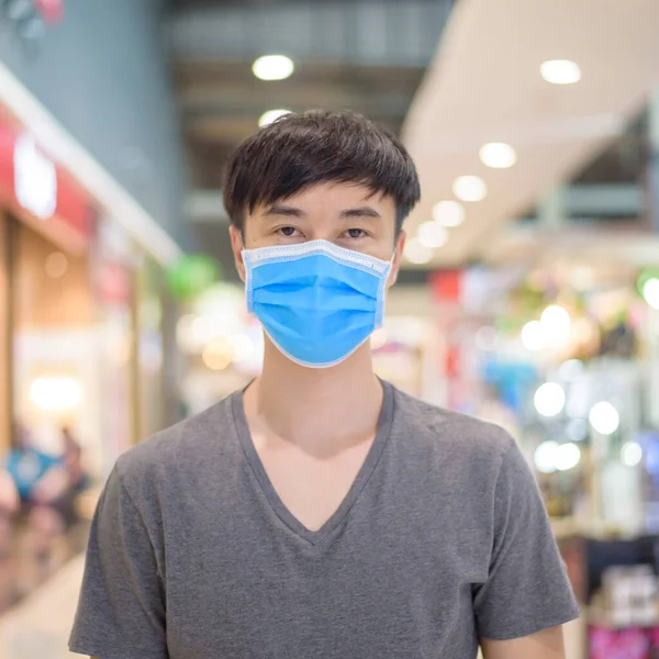 Ασιάτης Φοράει Χειρουργική Μάσκα Στο Εμπορικό Κέντρο — Φωτογραφία Αρχείου