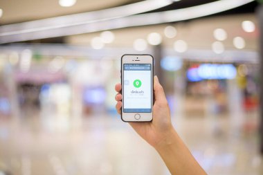 Bangkok, Tayland - 21 Mayıs 2020: Alışveriş merkezinde COVID-19 önleme için Tayland 'ın Thaichana kampanyası ile insanlar akıllı telefon kullanıyor 
