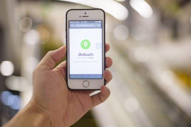 Bangkok, Tayland - 21 Mayıs 2020: Alışveriş merkezinde COVID-19 önleme için Tayland 'ın Thaichana kampanyası ile insanlar akıllı telefon kullanıyor 